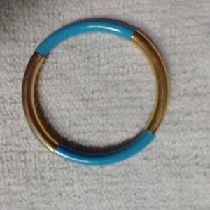 Turquoise color goldtone stretch with spring bangle bracelet